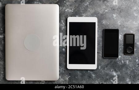 Vue de dessus des gadgets modernes sur une table moderne. Banque D'Images