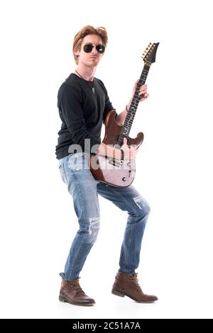 Vue latérale d'un musicien de rock élégant et plein d'assurance jouant de la guitare électrique. Portrait sur toute la longueur isolé sur fond blanc. Banque D'Images