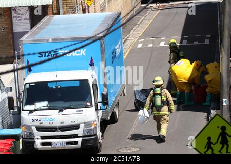 NSW Fire Brigade assistez à la marée noire sur St James Lane à Glebe. Banque D'Images