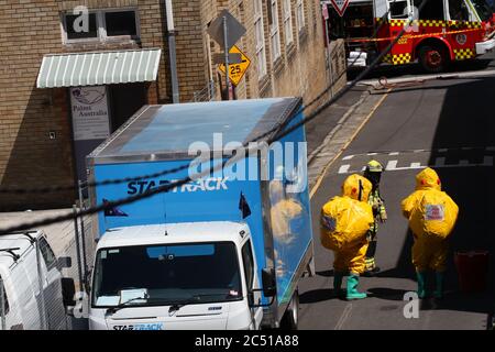 NSW Fire Brigade assistez à la marée noire sur St James Lane à Glebe. Banque D'Images