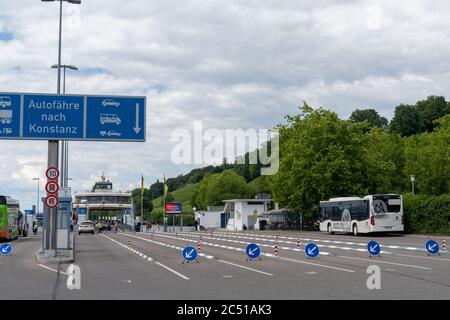 Meersburg, BW / Allemagne - 22 juin 2020: Port de chargement de ferry de Meersburg avec un panneau 'car ferry pour Konstanz'in German dans le terminal du port sur le lac Banque D'Images