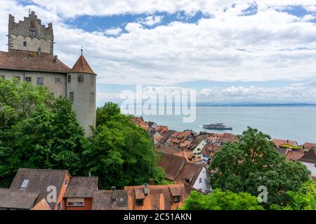 Meersburg, BW / Allemagne - 22 juin 2020 : vue sur Meersburg sur le lac de Constance avec le vieux château historique et un bateau à passagers Banque D'Images