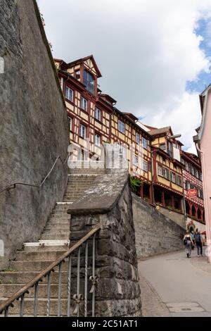 Meersburg, BW / Allemagne - 22 juin 2020 : vue sur la rue Steigstrasse historique dans la vieille ville de Meersburg, dans le sud de l'Allemagne Banque D'Images