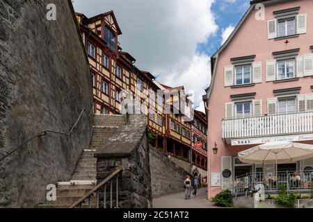 Meersburg, BW / Allemagne - 22 juin 2020 : vue sur la rue Steigstrasse historique dans la vieille ville de Meersburg, dans le sud de l'Allemagne Banque D'Images