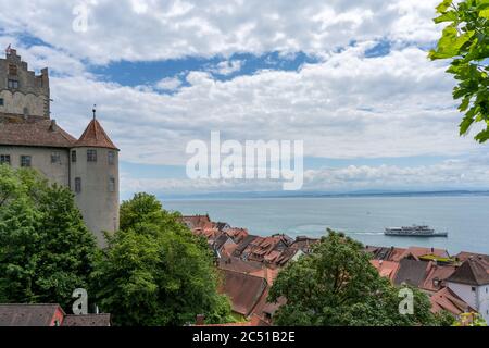 Meersburg, BW / Allemagne - 22 juin 2020 : vue sur Meersburg sur le lac de Constance avec le vieux château historique et un bateau à passagers Banque D'Images