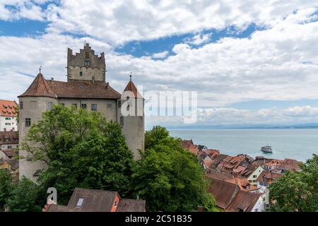 Meersburg, BW / Allemagne - 22 juin 2020 : vue sur Meersburg sur le lac de Constance avec le vieux château historique et un bateau à passagers Banque D'Images