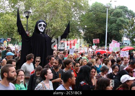 Les manifestants ont part du parc Belmore sur le « monarque de mars » de Sydney. Banque D'Images