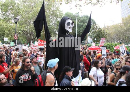 Les manifestants ont part du parc Belmore sur le « monarque de mars » de Sydney. Banque D'Images