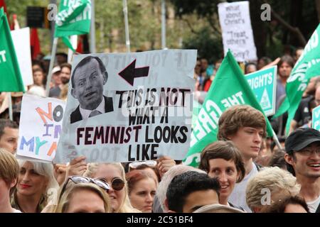 Les manifestants ont part du parc Belmore sur le « monarque de mars » de Sydney. Un signe se lit comme suit : « ce n’est pas à quoi ressemble un féministe » avec une flèche pointant vers Banque D'Images