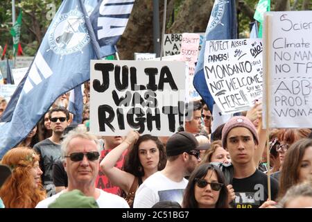 Les manifestants ont part du parc Belmore sur le « monarque de mars » de Sydney. Un signe indique, «Julia a raison!» Banque D'Images