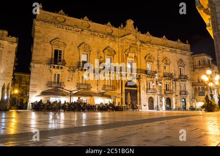 Photo nocturne de la place et du bâtiment baroque dans la belle ville italienne ancienne (Syracuse) sur l'île de Sicile Banque D'Images