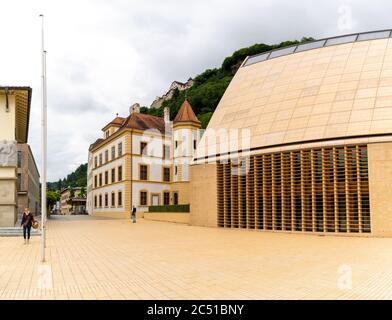 Vaduz, FL / Liechtenstein - 16 juin 2020 : vue sur le centre-ville de Vaduz avec l'hôtel de ville en premier plan Banque D'Images