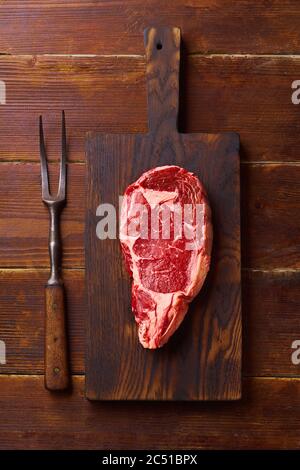 Flat Lay Black Angus prime mandrin de boeuf steak sur planche à découper fond en bois copie espace. Plat Lay ingrédient de cuisson