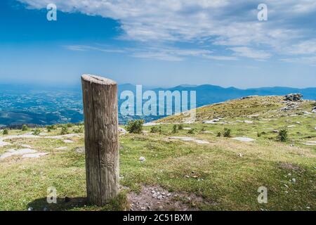 La montagne Rhune dans les Pyrénées-Atlantique en France Banque D'Images