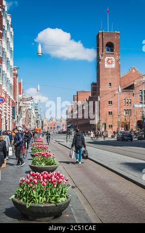 Gare centrale d'Amsterdam sur Damrak aux pays-Bas Banque D'Images