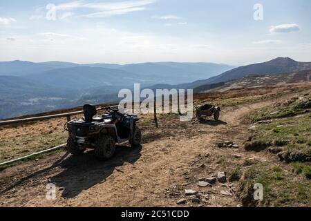 Quad d'aide de sauvetage de montagne à Połonina Wetlinska près de l'abri 'Chatka Puchatka' (Puchatka Hut). Montagnes de Bieszczady. Pologne Banque D'Images