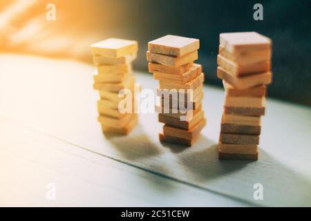 Les cubes en bois s'empilent les uns sur les autres sur le bois. Modèle de conception d'entreprise de financement Banque D'Images