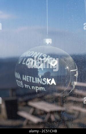 Reflet d'une bulle dans la fenêtre d'un abri de montagne 'Chatka Puchatka' (cabane de Puchatka) sur Polonina Wetlinska. Montagnes de Bieszczady. Pologne Banque D'Images