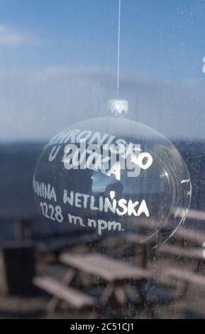 Reflet d'une bulle dans la fenêtre d'un abri de montagne 'Chatka Puchatka' (cabane de Puchatka) sur Polonina Wetlinska. Montagnes de Bieszczady. Pologne Banque D'Images