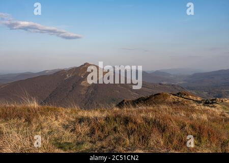 Vue de Połonina Wetlinska à l'abri 'Chatka Puchatka' (Puchatka Hut) à l'est. Montagnes de Bieszczady. Pologne Banque D'Images