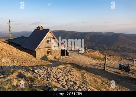 28 avril 2020. Départ du refuge de montagne 'Chatka Puchatka' (cabane de Puchatka) sur Polonina Wetlinska avant sa démolition. Bieszczady, Pologne Banque D'Images