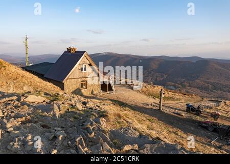 28 avril 2020. Départ du refuge de montagne 'Chatka Puchatka' (cabane de Puchatka) sur Polonina Wetlinska avant sa démolition. Bieszczady, Pologne Banque D'Images