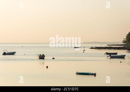 Baie calme à la mer Baltique dans une belle lumière de bronze le matin Banque D'Images