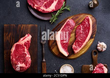 Vue du haut variété de viandes fraîches de bœuf Black Angus Prime : ribeye, striploin, mandrin et picanha sur planches à cutiing Banque D'Images