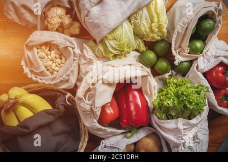 ensemble de sacs à provisions en coton réutilisables et sans déchets pour les aliments Banque D'Images