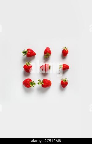 Vue de dessus de fond avec des baies de fraise bio et savoureuses cadre sur un fond blanc Banque D'Images