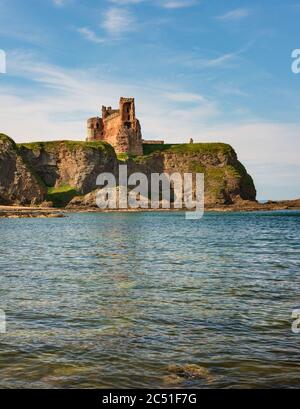 Haut sur une falaise surplombant le Firth of Forth et la côte est du Lothian Château de Tantallon de Seacliff près de North Berwick, Écosse Banque D'Images