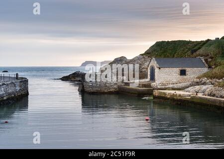 Paysage irlandais / paysage marin Ballintoy Harbour sur la côte de Causeway du comté d'Antrim en Irlande du Nord Banque D'Images