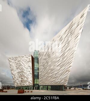 Architecture moderne et frappante telle qu'elle est exposée dans le design angulaire du musée Titanic Belfast en Irlande du Nord. Banque D'Images