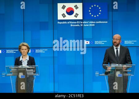 Bruxelles, Belgique. 30 juin 2020. Le président du Conseil de l'UE, Charles Michel, et le président de la Commission européenne, Ursula von der Leyen, assistent à une conférence de presse après un sommet UE-République de Corée. Crédit: ALEXANDROS MICHAILIDIS/Alay Live News Banque D'Images