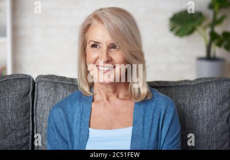 Femme blonde senior. La belle vieille femme est souriante et extasseuse Banque D'Images