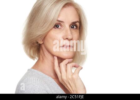 Portrait en gros plan de la belle femme âgée. Isolé sur fond blanc Banque D'Images