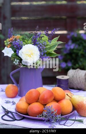décoration de table avec abricots et bouquet de fleurs d'été Banque D'Images