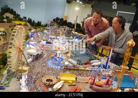 Hambourg, Allemagne. 30 juin 2020. Frederik et Gerrit Braun, de Miniatur Wunderland Hamburg, regardent leur dernière création. À partir de 01.07.2020, les visiteurs peuvent jeter un coup d'œil au nouveau monde de la construction de modèles. Credit: Jonas Klüter/dpa/Alay Live News Banque D'Images