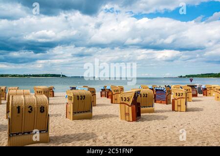 Der Badestrand von Heikendorf Möltenort an der Ostsee in der Kieler Bucht