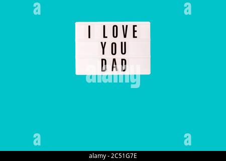 Panneau Je T'AIME DAD de visionneuse isolée sur fond turquoise. Visionneuse avec inscription Je T'AIME DAD sur fond bleu. Maquette pour Père Banque D'Images