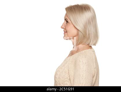 portrait de profil de la belle femme plus âgée souriant. Isolé sur blanc Banque D'Images