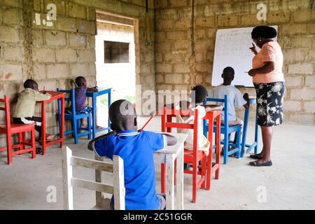 Cours scolaires pour les enfants handicapés physiques et mentaux de l'orphelinat 'Nazareth Home for Gods' Children' dans sang / Ghana Banque D'Images