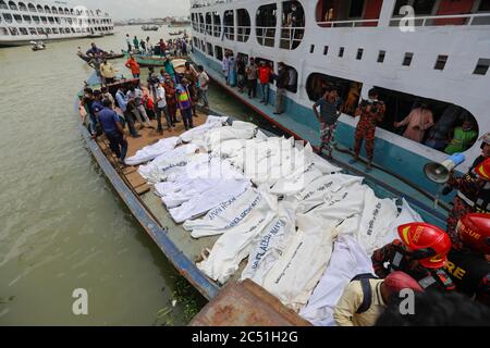 Dhaka, Bangladesh. 29 juin 2020. Les corps récupérés par les sauveteurs sont alignés après une coulée sur le fleuve Buriganga à Dhaka, au Bangladesh, le 29 juin 2020. Des cadavres de 32 personnes, dont huit femmes et trois enfants, ont été récupérés après un lancement, transportant plus de 100 passagers, chavirés dans le fleuve Buriganga. Crédit: Suvra Kanti Das/ZUMA Wire/Alay Live News Banque D'Images