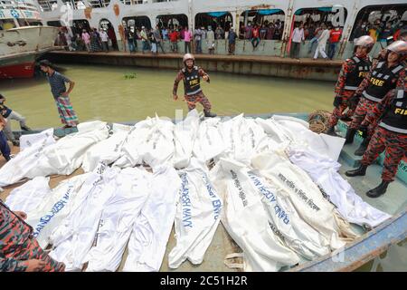 Dhaka, Bangladesh. 29 juin 2020. Les corps récupérés par les sauveteurs sont alignés après une coulée sur le fleuve Buriganga à Dhaka, au Bangladesh, le 29 juin 2020. Des cadavres de 32 personnes, dont huit femmes et trois enfants, ont été récupérés après un lancement, transportant plus de 100 passagers, chavirés dans le fleuve Buriganga. Crédit: Suvra Kanti Das/ZUMA Wire/Alay Live News Banque D'Images