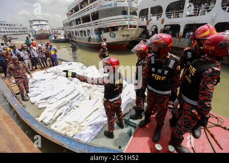 Dhaka, Bangladesh. 29 juin 2020. Les corps récupérés par les sauveteurs sont alignés après une coulée sur le fleuve Buriganga à Dhaka, au Bangladesh, le 29 juin 2020. Des cadavres de 32 personnes, dont huit femmes et trois enfants, ont été récupérés après un lancement, transportant plus de 100 passagers, chavirés dans le fleuve Buriganga. Crédit: Suvra Kanti Das/ZUMA Wire/Alay Live News Banque D'Images