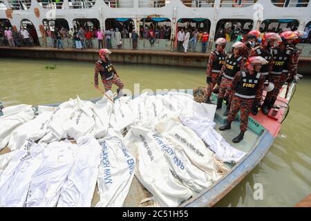 Dhaka, Bangladesh. 29 juin 2020. Les corps récupérés par les sauveteurs sont alignés après une coulée sur le fleuve Buriganga à Dhaka, au Bangladesh, le 29 juin 2020. Des cadavres de 32 personnes, dont huit femmes et trois enfants, ont été récupérés après un lancement, transportant plus de 100 passagers, chavirés dans le fleuve Buriganga. Crédit: Suvra Kanti Das/ZUMA Wire/Alay Live News Banque D'Images