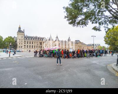 Manifestation de la rébellion de l'extinction (XR), place du Châtelet, Paris, France. Groupe de pression environnementale pour contraindre le gouvernement à agir sur la dégradation du climat Banque D'Images