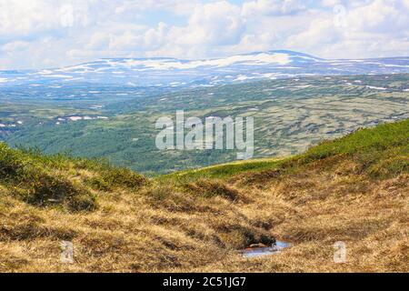 Vue aérienne des montagnes sur la vallée de l'Inna situé à Innerdalen (Innset) Norvège Banque D'Images