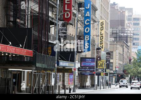 (200630) -- NEW YORK, le 30 juin 2020 (Xinhua) -- photo prise le 29 juin 2020 montre les théâtres de Broadway à New York, aux États-Unis. La Broadway League a annoncé lundi que les représentations de Broadway à New York seront suspendues jusqu'au reste de 2020 en raison de la COVID-19. Les théâtres de Broadway offrent maintenant des remboursements et des échanges pour les billets achetés pour toutes les représentations jusqu'au 3 janvier 2021. Les représentations de Broadway ont été suspendues le 12 mars 2020. (Xinhua/Wang Ying) Banque D'Images