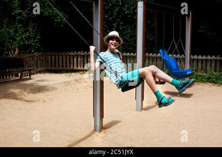 Garçon sur swing, Barcelone, Espagne. Banque D'Images